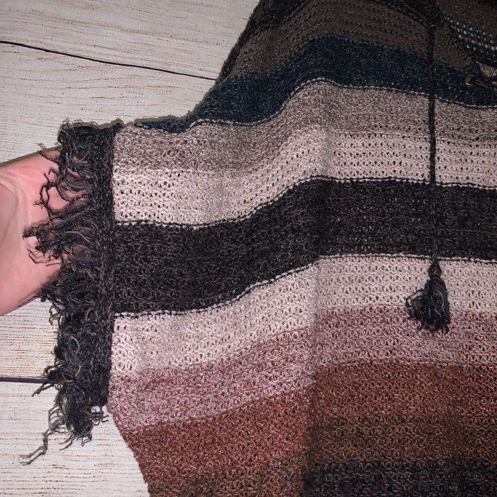 American Eagle Frayed Poncho Size L/XL - Picture 3 of 12